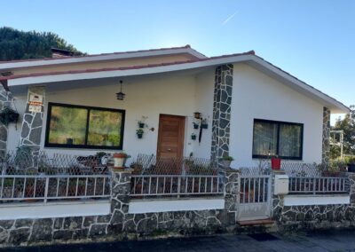Exterior casa blanca reformada